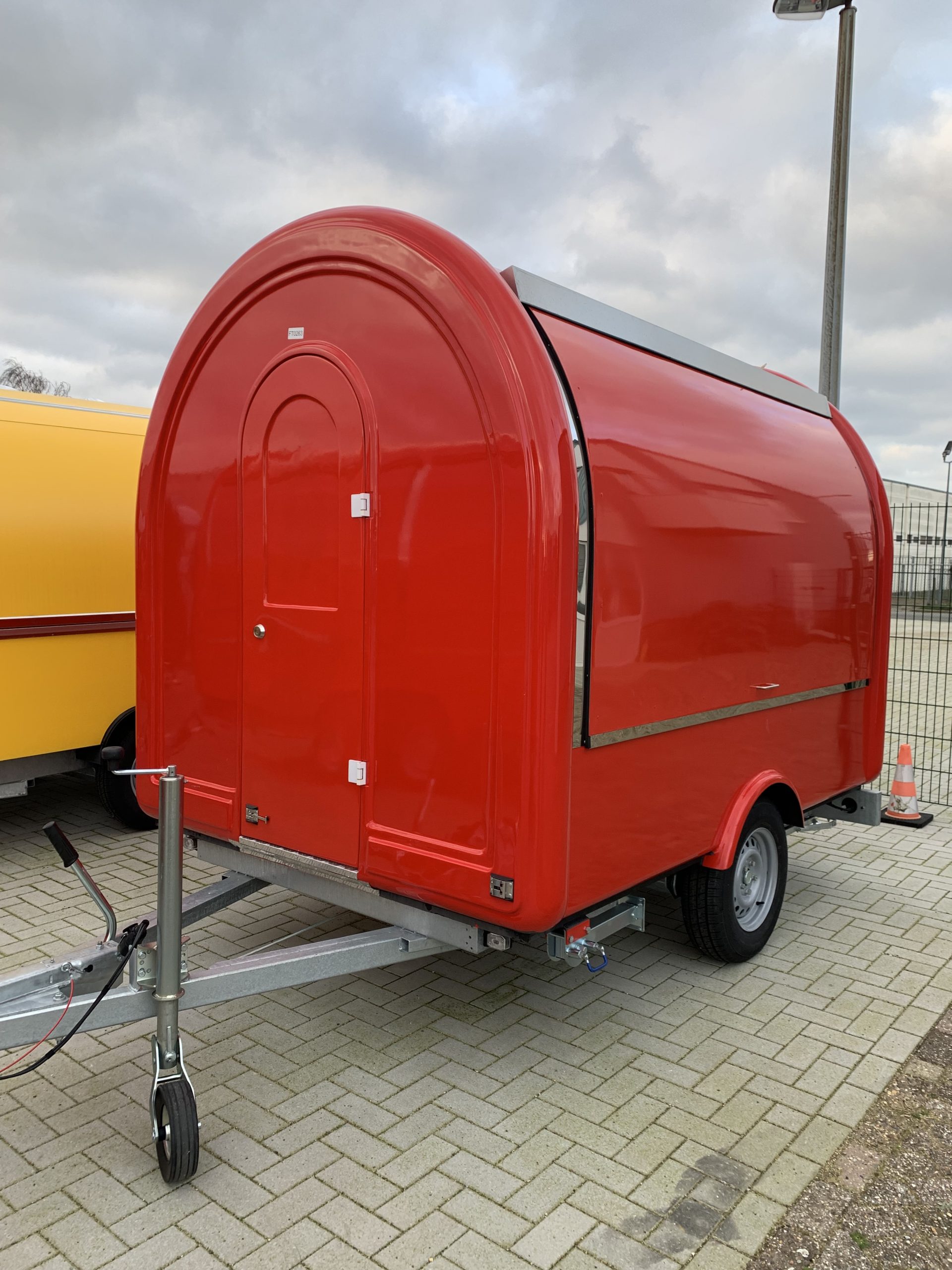 FT 227 2800 RAL 3020 Exclusive trailer voorzien van koelwerkbank met saladette €. 14.310,00